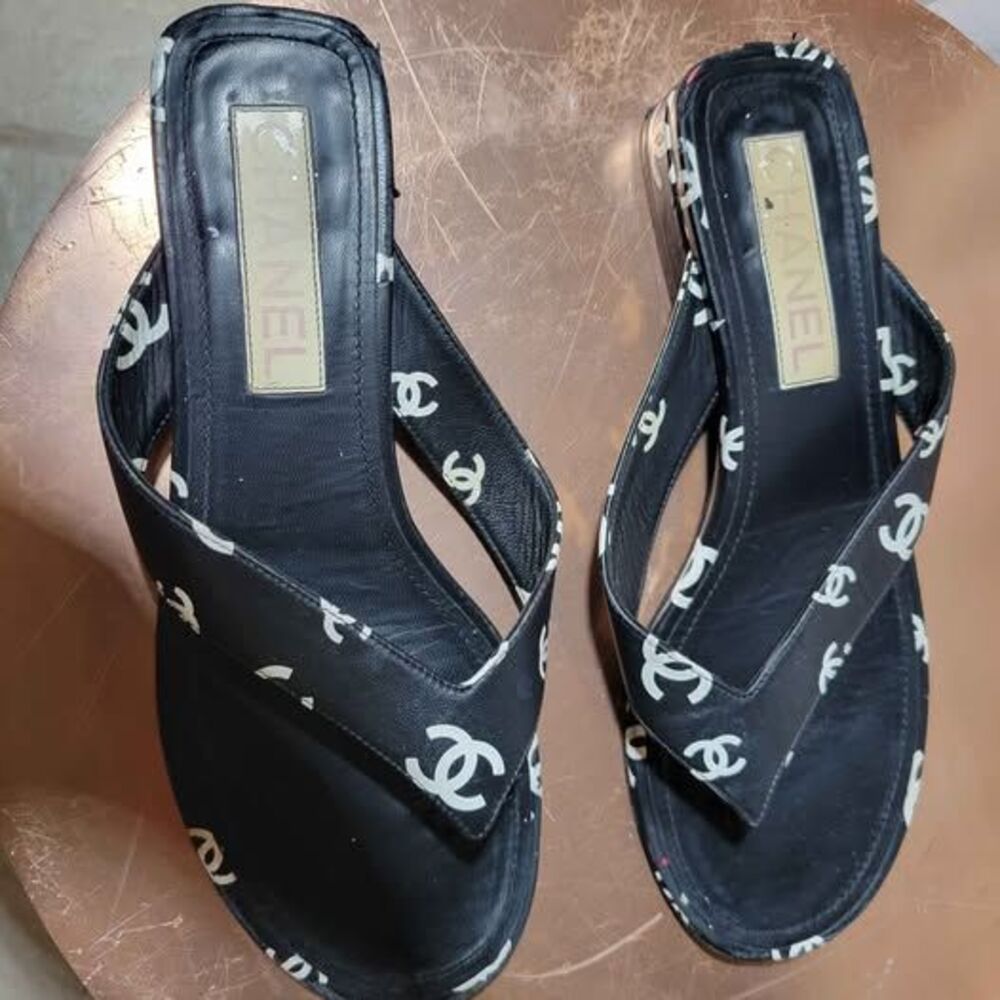Chanel Black&White CC Logo
Women's Flip Flops/Sandals (Size 8) - Picture 2 of 4